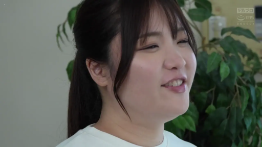 室内 · 微笑 · 面部特写 · 白色T恤 · 开心 · 侧头 · 背景绿植