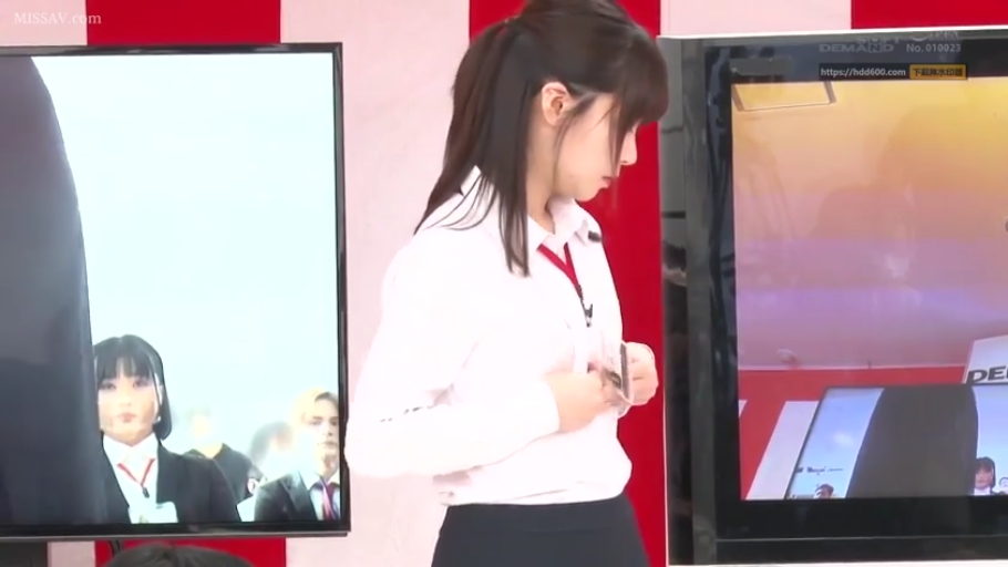 室内 · 中景 · 白衬衫 · 自然 · 职场 · 整理衣物 · 侧立 · 监视器