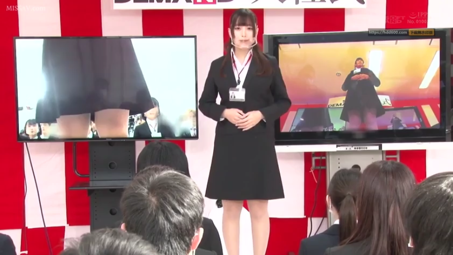 严肃 · 站立 · 舞台 · 黑色职业装 · 屏幕 · 汇报 · 发布会