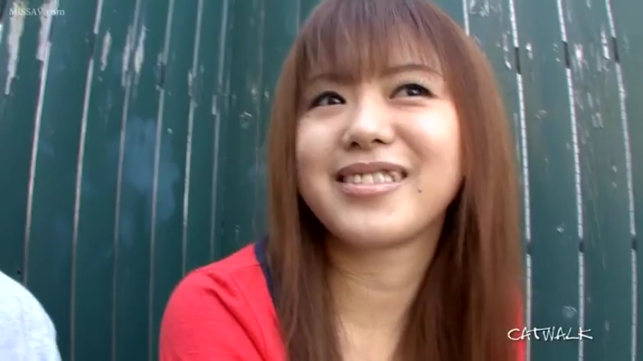 坐姿 · 脸部特写 · 户外 · 红色上衣