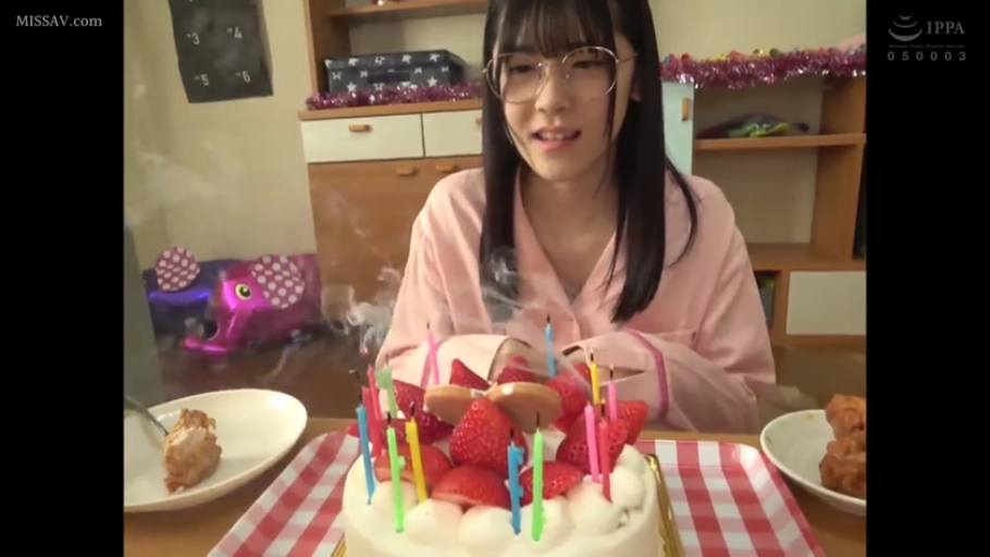 坐姿 · 微笑 · 客厅 · 半身特写 · 生活场景 · 粉色睡衣 · 草莓蛋糕 · 庆祝生日