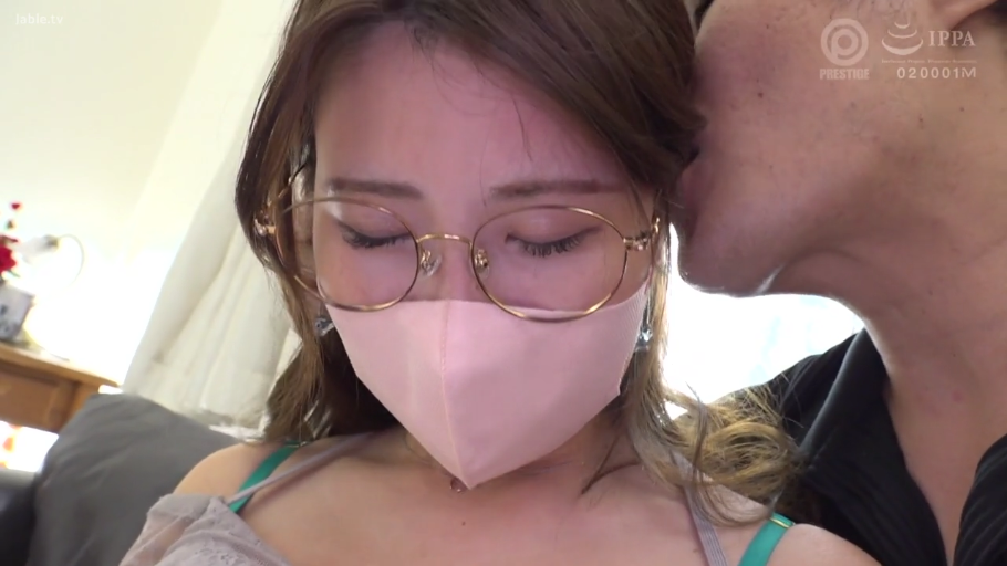 室内 · 坐姿 · 脸部特写 · 闭眼 · 露肩上衣 · 口罩 · 亲吻耳朵