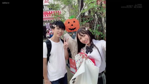 站立 · 中景 · T恤 · 户外街道