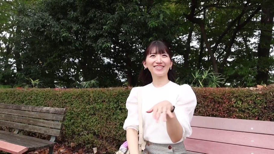 室内 · 坐姿 · 专注 · 口交 · 中景 · 休闲服 · 卫生间 · 马桶
