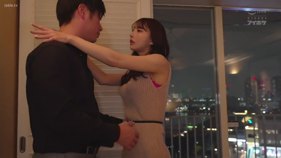 室内 · 迷离 · 拥抱 · 上半身 · 夜景 · 亲热 · 无袖针织裙