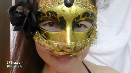 室内 · 脸部特写 · 微笑 · 凝视 · 长发 · 正面 · 挂脖吊带 · 金色面具