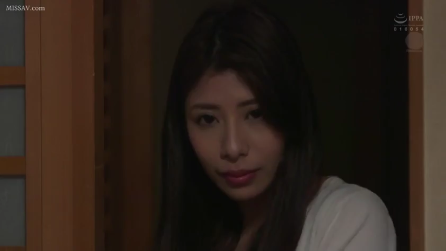 室内 · 脸部特写 · 白色上衣 · 门框 · 诱惑 · 长发 · 窥视 · 侧身站立