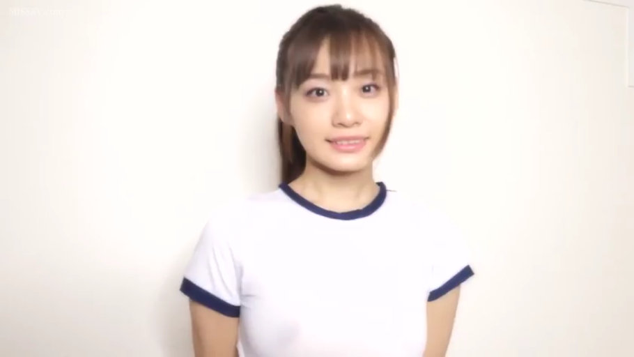 展示 · 中景 · 微笑 · 学生妹 · 室内白色背景 · 站立正对 · 蓝白体操服（短袖）