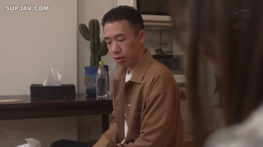 座り姿勢 · 真剣 · 半身 · 室内リビング · 矿泉水瓶 · 成年男性 · 低头交谈 · 棕色夹克