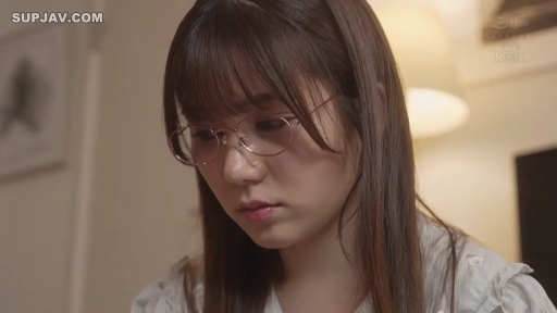 室内 · 坐姿 · 面部特写 · 白色花边衬衫