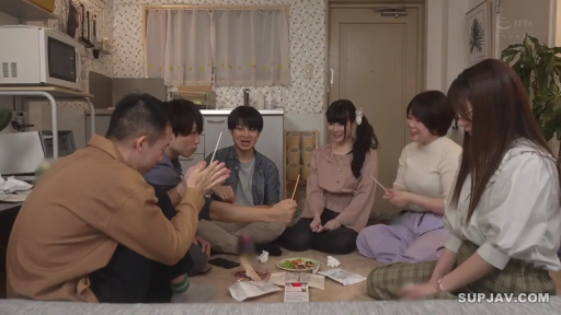 リビング · 座り姿勢 · 微笑 · 聚会 · 筷子 · 日常カジュアル服 · 複数人シーン