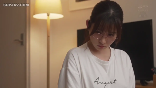 坐姿 · 白色T恤 · 专注 · 台灯 · 居家 · 近景 · 室内房间 · 注视下方