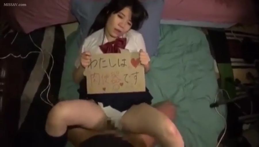 室内 · 站立 · 微笑 · 半身特写 · 对话 · 灰色长袖 · 男方背影