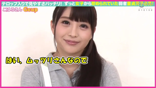 日本AV · 微笑 · 室内摄影棚 · 面部特写 · 注视镜头 · 正面端坐 · 灰色波罗衫