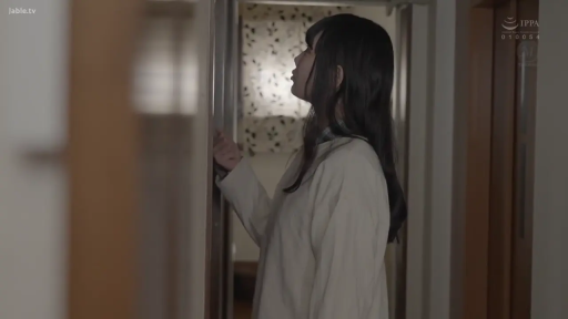 室内 · 站立 · 平静 · 走廊 · 门 · 侧脸 · 风衣 · 敲门