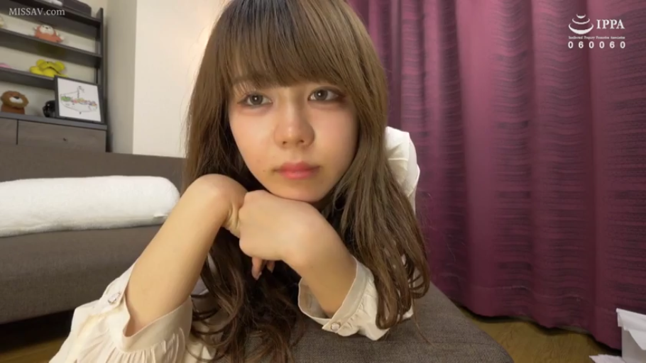 忧郁 · 沙发 · 客厅 · 注视镜头 · 胸部以上特写 · 居家风格 · 白色雪纺长袖 · 趴卧托腮