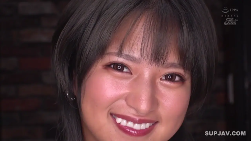 室内 · 脸部特写 · 微笑 · 开朗 · 正脸 · 人物肖像 · 常规服饰