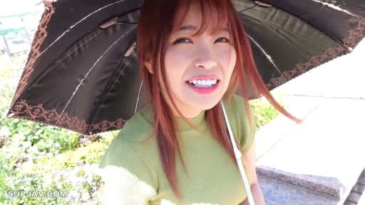 Smile · 面部特写 · Outdoor · 遮阳伞 · 绿色针织衫 · Holding an umbrella · 正向 · 棕色头发