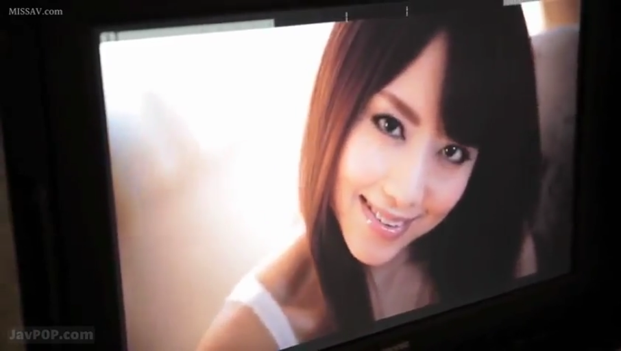 室内 · 脸部特写 · 微笑 · 白色背心 · 对视 · 长发 · 正面