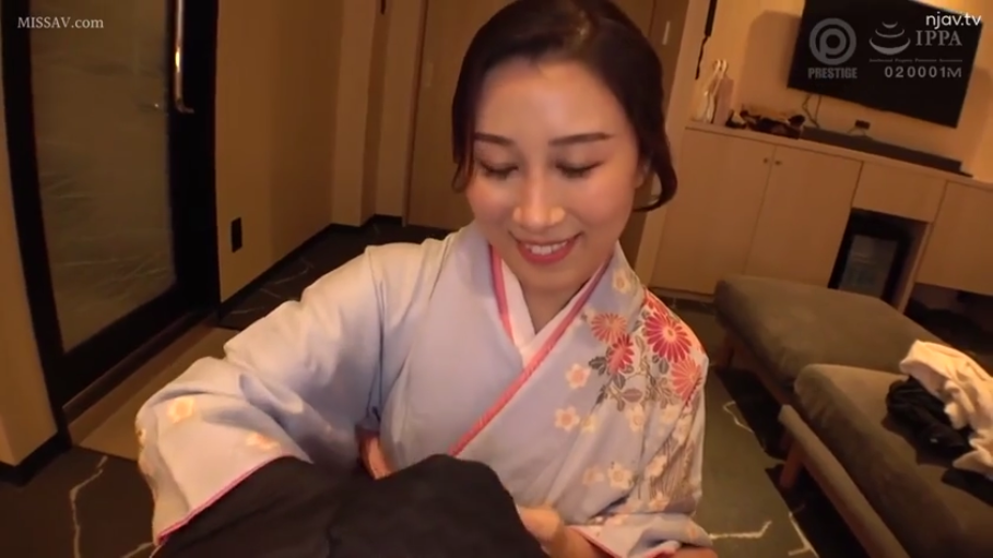 室内 · 全裸 · 微笑 · 面部特写 · 短发 · 托腮 · 视频直播
