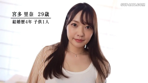 Indoor · 面部 · Stand · Smile · 条纹衬衫 · Gaze