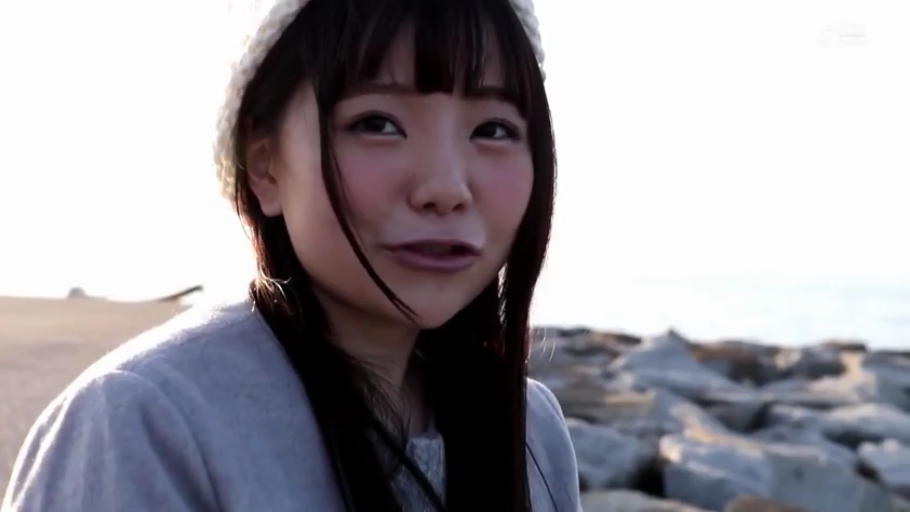 白色毛线帽 · 海边