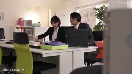 坐姿 · 办公室 · 全景 · 电脑 · 办公 · 西装 · 职场 · 平和