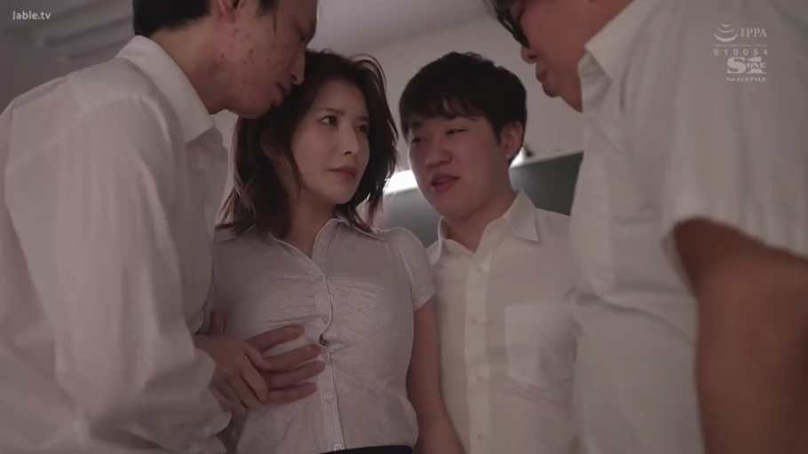 Indoor · Glasses · Business attire · 多人 · 上半身特写 · Being stroked · 迷茫 · 被围堵