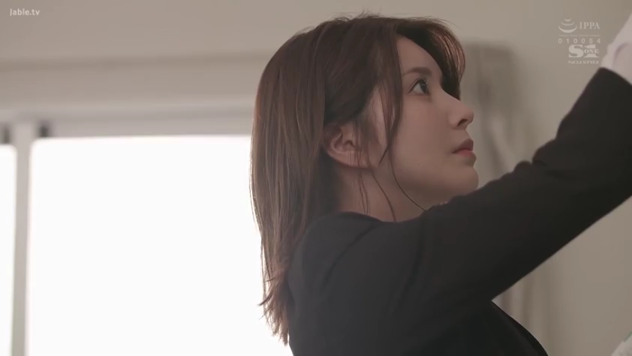 Indoor · 专注 · Standing Posture · Business attire · Side face · 文件 · 整理物品 · 成熟