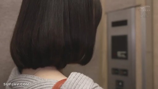 站姿 · 短发 · 电梯 · 电梯按钮 · 等待 · 背影特写 · 针织毛衣 · 未露出