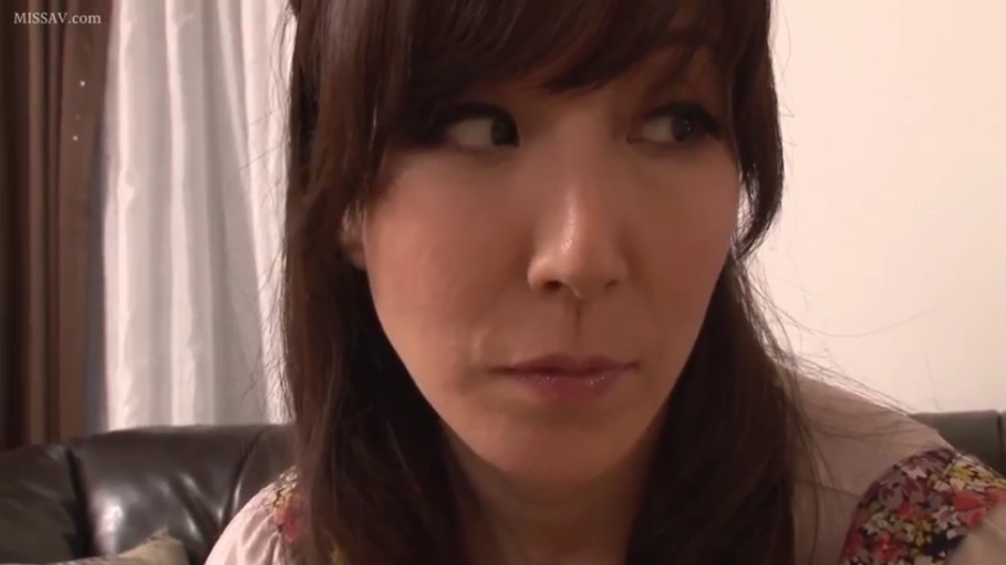站立 · 自然 · 街道 · 户外 · 侧脸 · 日常服 · 购物袋 · 闲逛