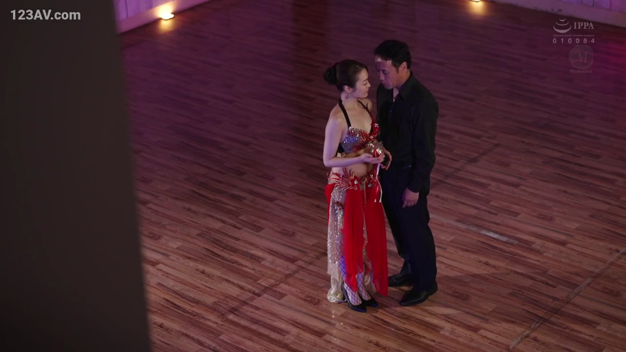 专注 · 全景 · 对视 · 面对面站立 · 熟女 · 舞蹈室 · 肚皮舞服装