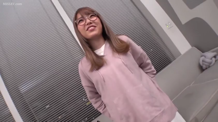 室内 · メガネ · 甘美 · 站立 · 微笑 · 居家 · いいえ · 粉色卫衣