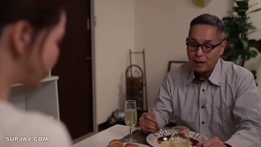 室内 · 座り姿勢 · 自然 · 半身 · 酒杯 · シャツ · 食事 · 中年