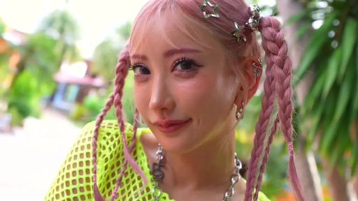 面部特写 · 注视 · 户外 · 魅惑 · 绿色网眼衫 · 侧头摆拍 · 星星发卡 · 粉色编发