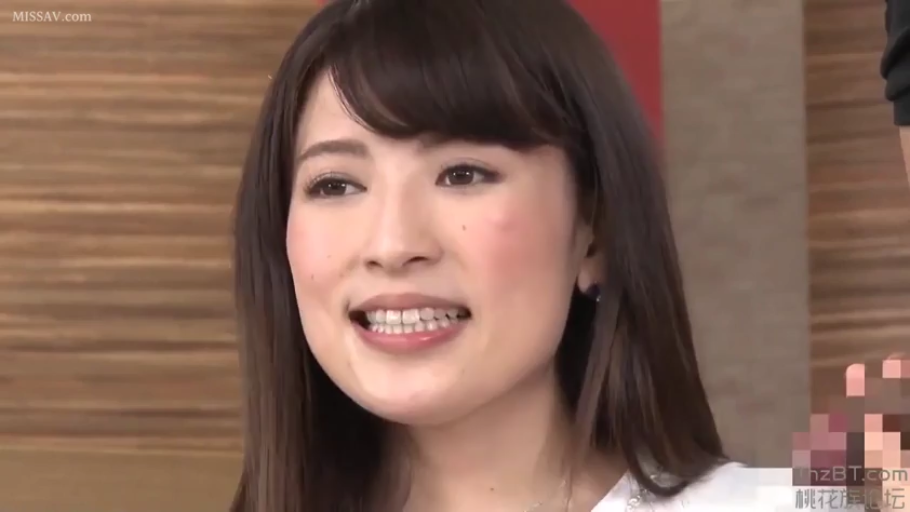 室内 · 脸部特写 · 微笑 · 对话 · 白色上衣 · 正面