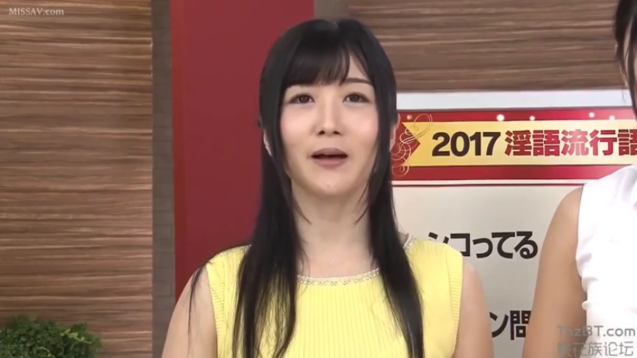 站姿 · 自然 · 半身特写 · 长发 · 说话 · 演播室 · 背景板 · 黄色无袖上衣