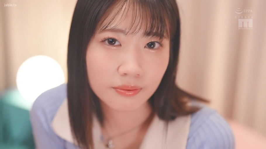 室内 · 全身 · 跪坐 · 卧室 · 微笑 · 注视镜头 · 蓝色修身POLO裙 · 球形灯