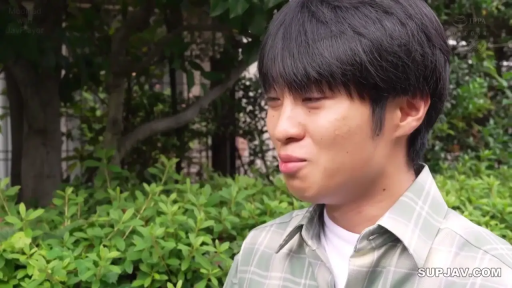 站立 · 全景 · 白色上衣 · 多人 · 搭讪 · 局促 · 户外街道 · 红色手提包