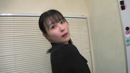 室内 · 平静 · 回眸 · 面部特写 · 注视镜头 · 黑色上衣 · 亚洲女性 · 百叶窗