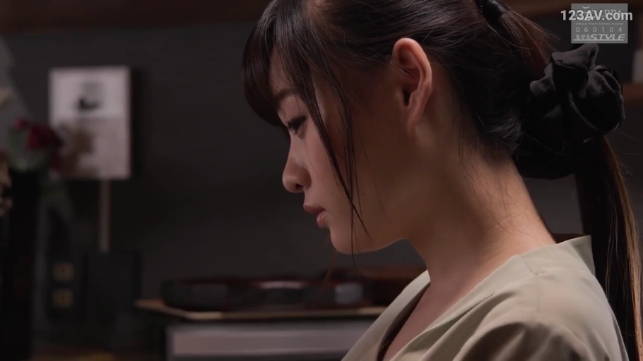 室内 · 侧坐 · 侧脸特写 · 浅色V领上衣