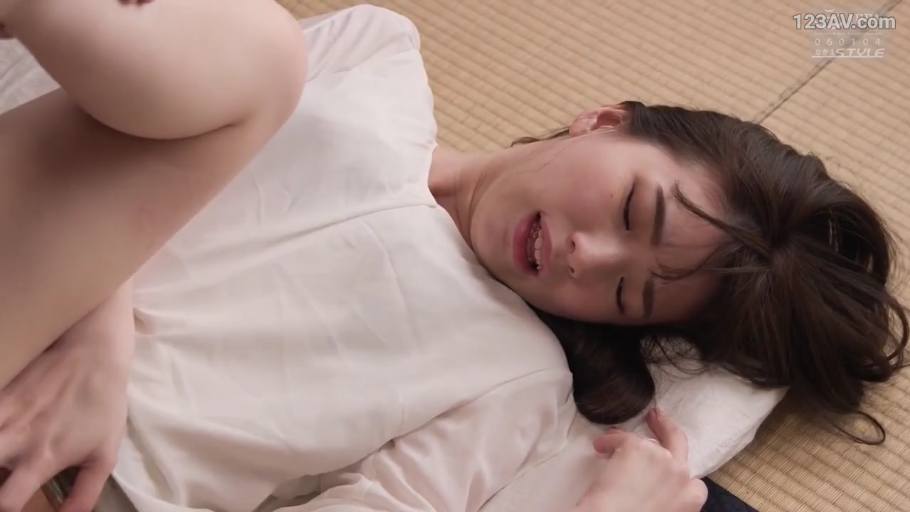 痴女 · 脸部特写 · 枕头 · 榻榻米 · 仰卧抬腿 · 陶醉高潮 · 性行为中 · 白色家居服