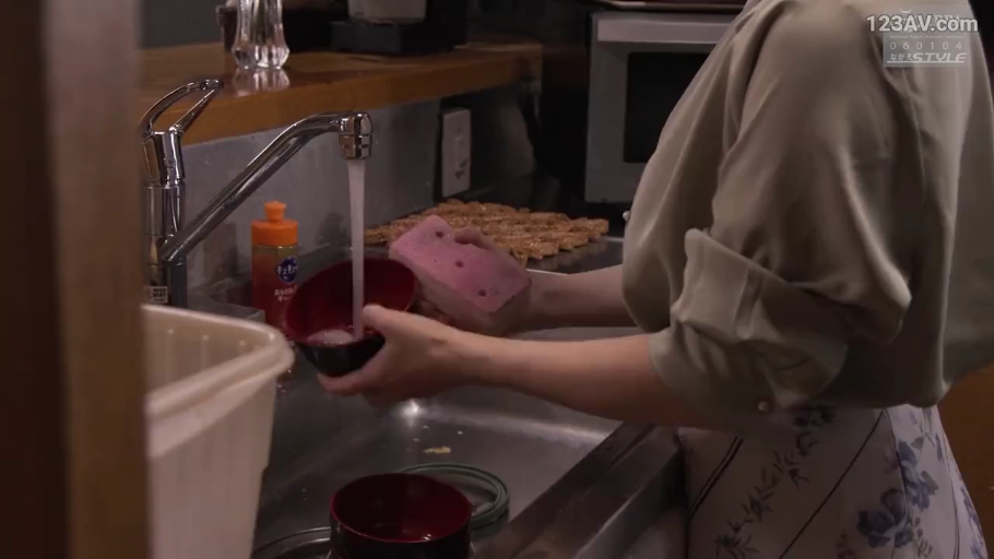 居家 · 厨房 · 洗碗 · 碗 · 手部特写 · 侧站 · 长袖衬衫