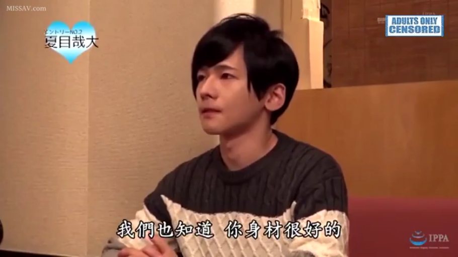 室内 · 坐姿 · 专注 · 半身 · 中文字幕 · 针织衫 · 访谈