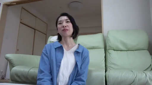 坐姿 · 沙发 · 自然 · 客厅 · 上半身 · 注视镜头 · 熟女 · 蓝色外套