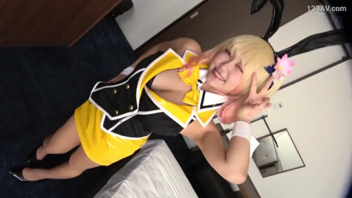 ロールプレイング · 比手势 · 摆拍 · 微笑 · 半身 · 兔耳 · 部屋 · 黄黑相间兔女郎装