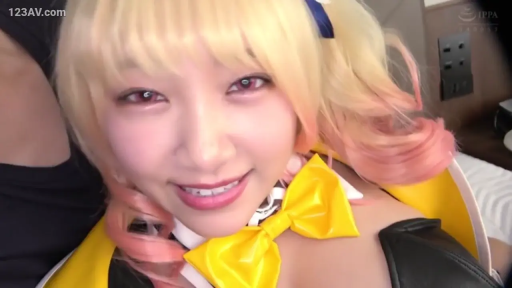 室内 · 角色扮演 · 脸部特写 · 微笑 · 笑容 · 金发 · 蝴蝶结 · 靠姿