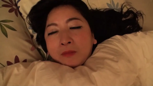 脸部特写 · 床上 · 闭眼 · 枕头 · 仰卧 · 熟睡 · 被褥遮挡 · 特写镜头