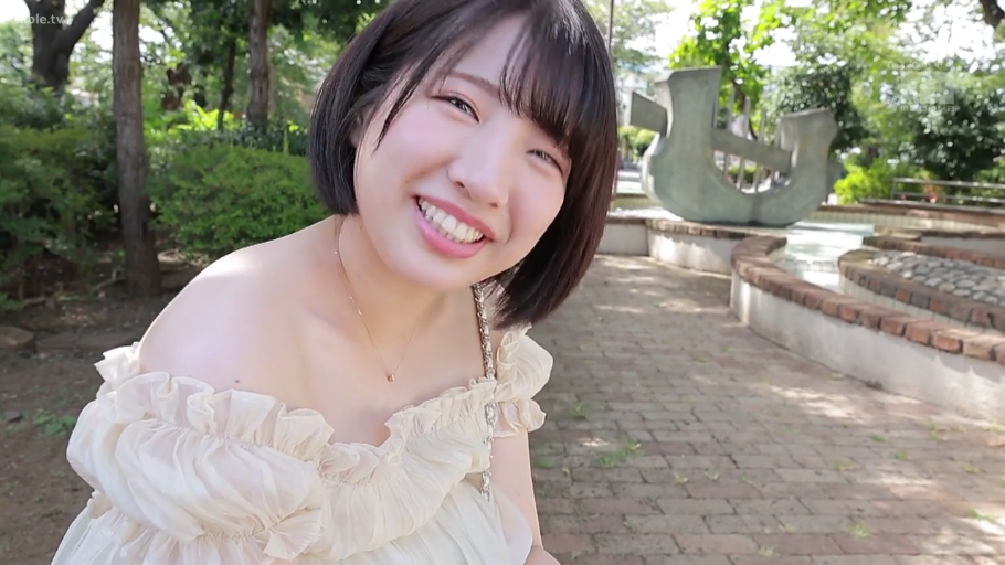 室内 · 迷离 · 面部特写 · 注视镜头 · 半裸 · 侧卧 · 绿色领带
