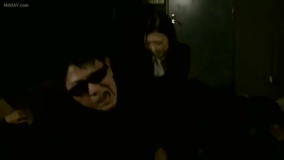 室内 · 俯身 · 面部特写 · 职业装